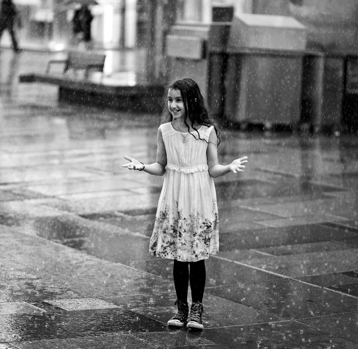 Девочка под дождём. Oleksand Gontar.